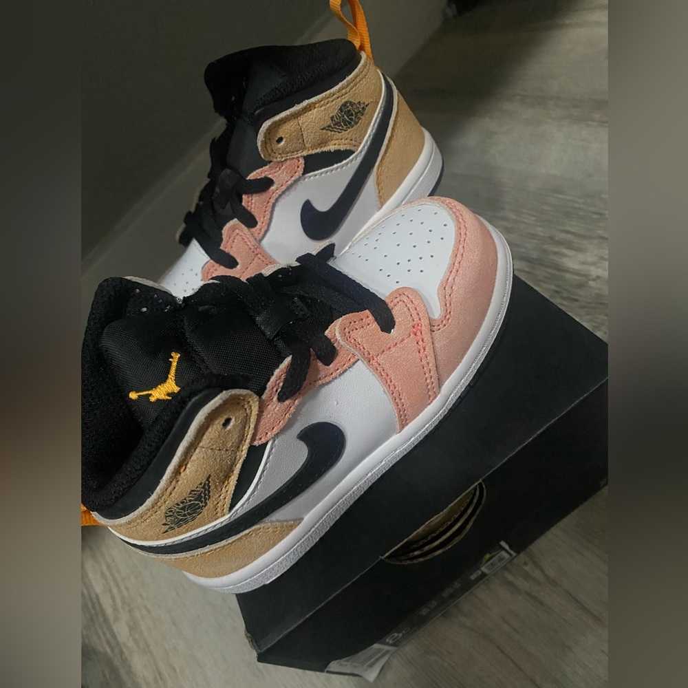 Jordan 1 Mid Se Size 8c